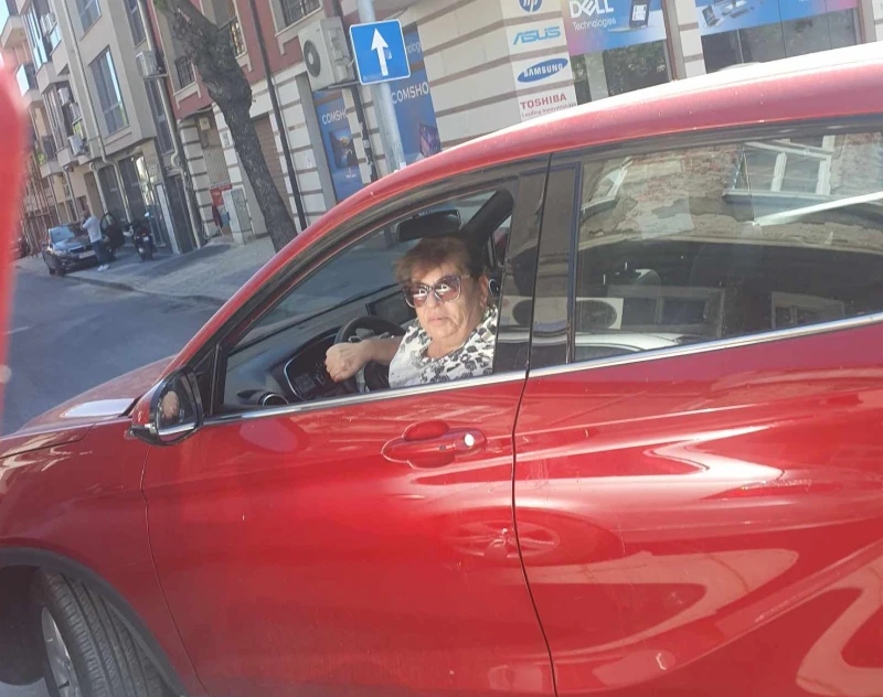 Шофьорка: Паркирам, вие трябва да гледате, че идва кола, не аз!