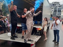 Абитуриент от Търговската гимназия в Пловдив дойде на бала със семейния камион