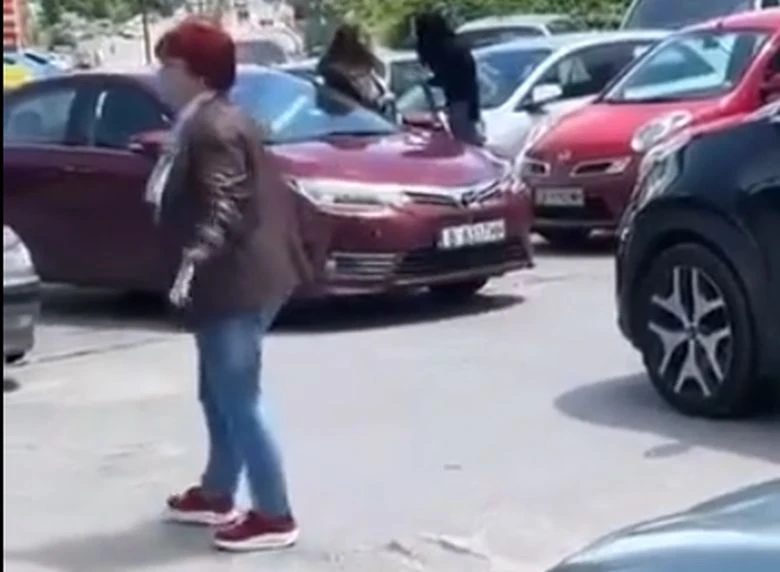 Агресивна шофьорка запали мрежата: По-добре "Ергенът"