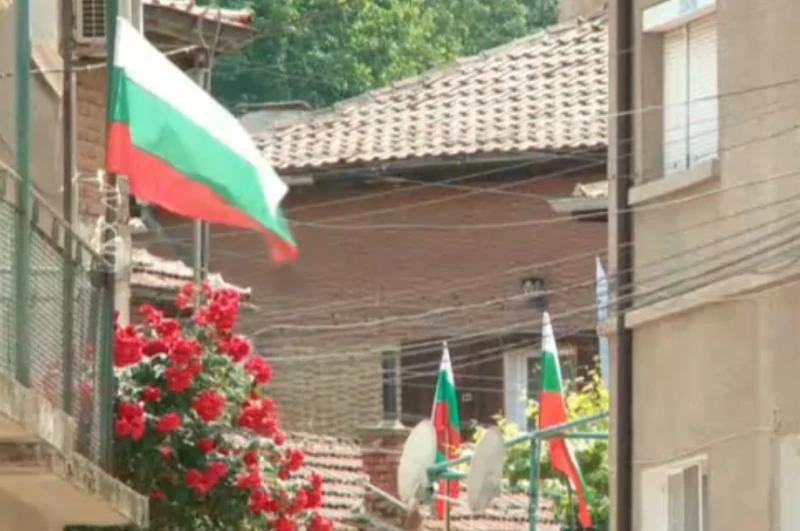 Родолюбие: Българско село сложи трибагреник пред всяка къща