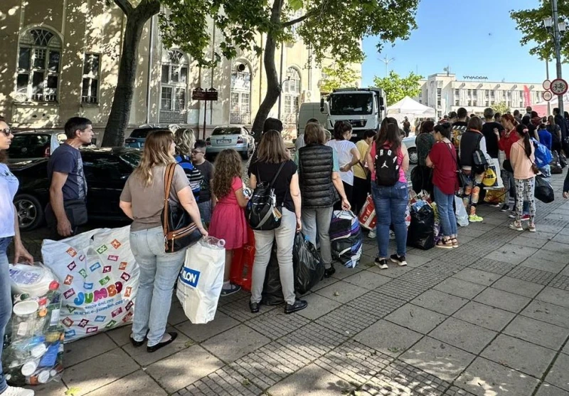 Огромна опашка се изви в центъра на Пловдив