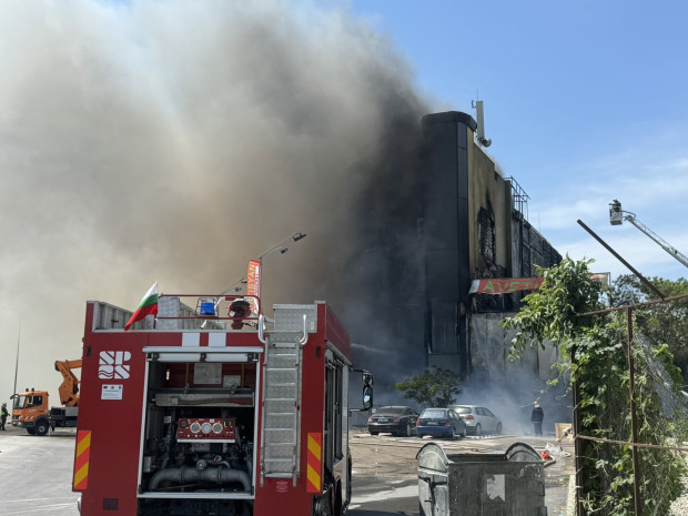 Огнена стихия във Варна: 5 пожарни екипа работят на място, горят складове