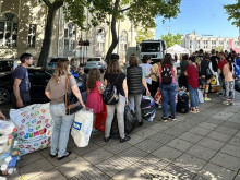 Заради кампанията "Книги за смет": Огромна опашка се изви в центъра на Пловдив