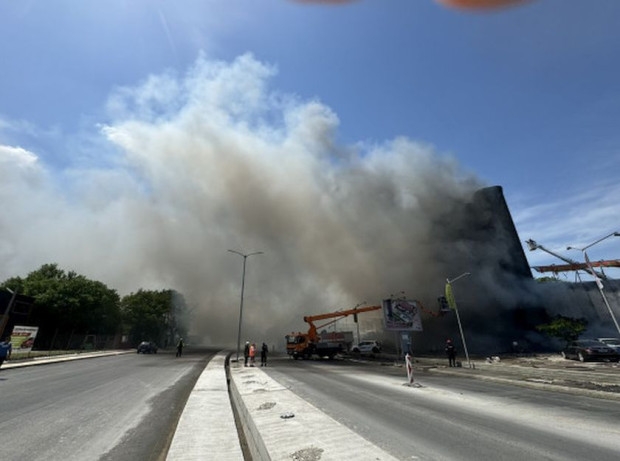 Пожарът в хипермаркет във Варна е локализиран. Това съобщиха от