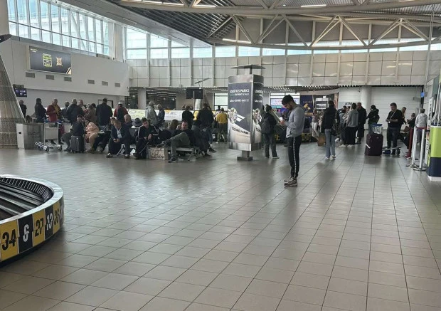 Българи останаха без багаж в Мадрид, свалили им го от самолета, за да качат "черни кутии"