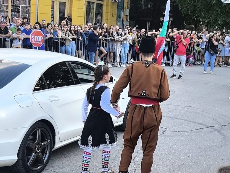 Абитуриент с народна носия и български флаг трогна столичани