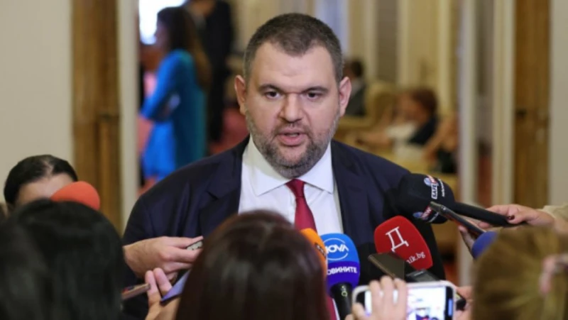 Пеевски за Радев: Плаши хората с войната в Украйна!