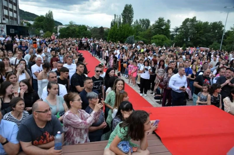 В Асеновград изпратиха тържествено зрелостниците си с червен килим