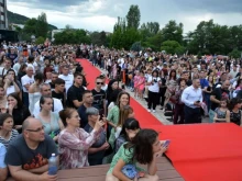 В Асеновград изпратиха тържествено зрелостниците си с червен килим