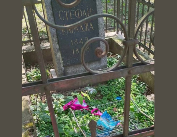 Гробът на Стефан Караджа в Русе се превърна в сметище