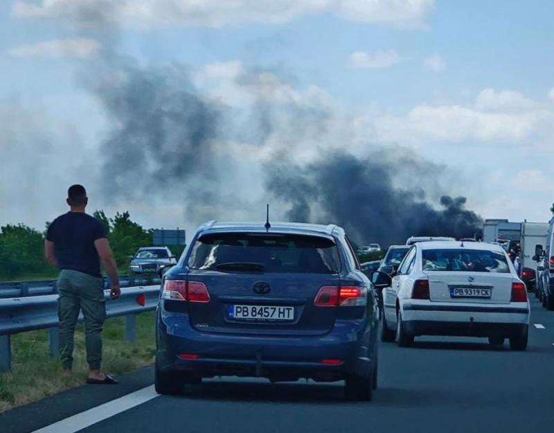 Черен дим на АМ "Тракия": Автомобил изгоря в аварийната лента, образува се тапа