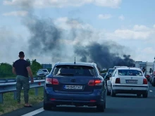 Черен дим на АМ "Тракия": Автомобил изгоря в аварийната лента, образува се тапа