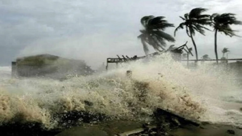 Почти 800 000 души са евакуирани в Бангладеш заради циклон, заплашващ с пориви на вятъра до 135 км в час