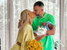 Млада двойка показа дъщеря си