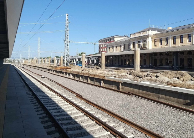 </TD
>Ремонтът на коловозите на централната гара в Пловдив върви с