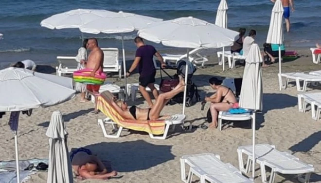 Двайсетачка за чадър и шезлонг на плажа, спасители се преквалифицират в касиери