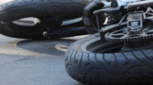 Румънски моторист се блъсна в бордюр на кръговото кръстовище край Бяла, двама пострадаха