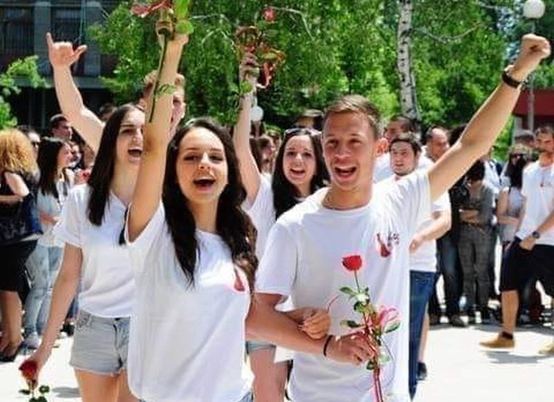 Ето какво направиха някои абитуриенти, които не ги вълнува луксът за 1 ден