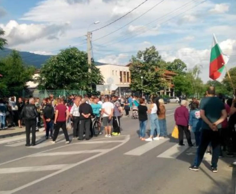 Блокират Подбалканския път за един час
