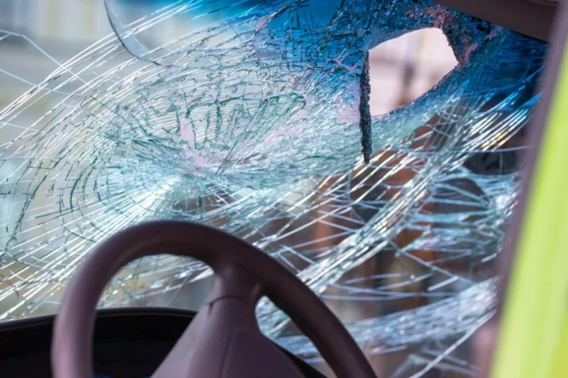 Челен сблъсък между лек автомобил и камион край Мездра, жена е пострадала