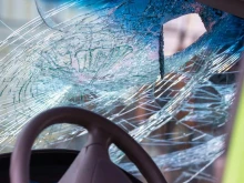 Челен сблъсък между лек автомобил и камион край Мездра, жена е пострадала
