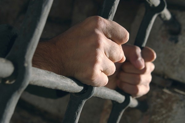 Постоянен арест за мъжа, пребил млада жена с прът в Бургас