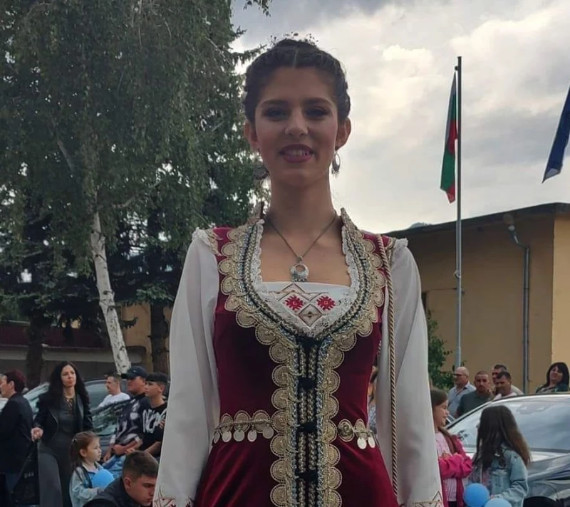 Не девойка, а икона! България възхитена от тази абитуриентка