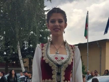 Не девойка, а икона! България възхитена от тази абитуриентка
