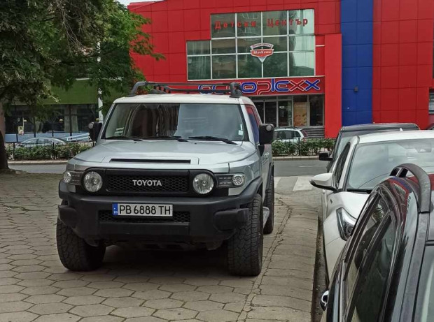 TD Пловдивчанин се възмути на наглото паркиране на джип Той