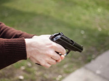 В Софийско: Мъж размахва и гърми с пистолет в двора на училище