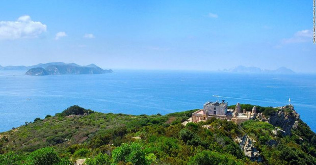 Невероятно море  синьо небе и зеленина накъдето ти видят очите Италианският