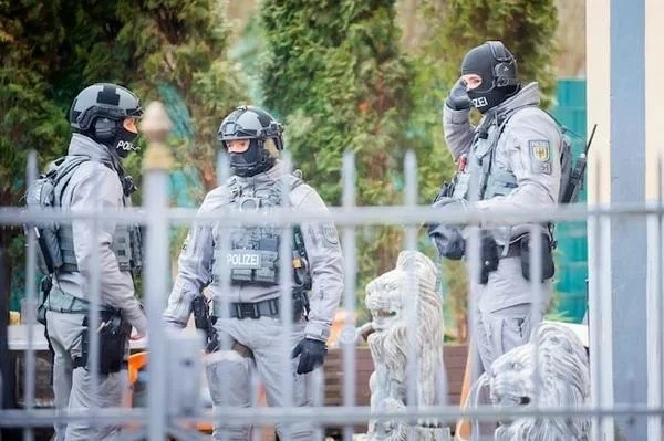 Престъпен клан блокира пътя към летището в Берлин с джипове и пикапи