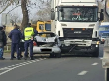 Мъж загина след тежка катастрофа между кола и тир