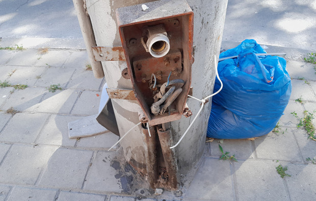 За разбито ел табло на уличен стълб по бул Сливница –