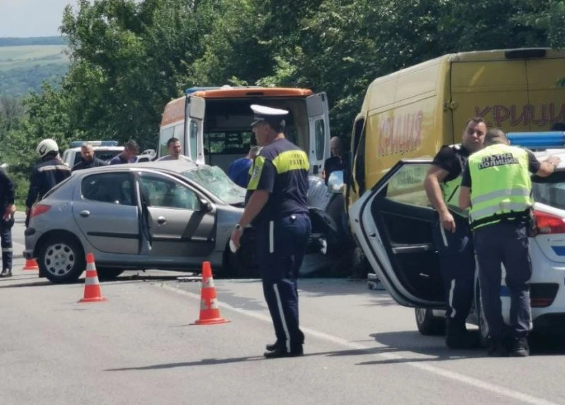 Първи кадри от жестокия удар между кола и бус на пътя Плевен - Ловеч