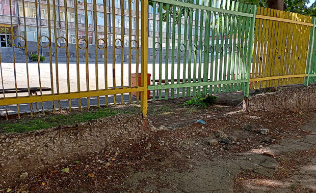 Варненци: Училищни огради плачат за спешен ремонт