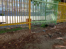 Варненци: Училищни огради плачат за спешен ремонт