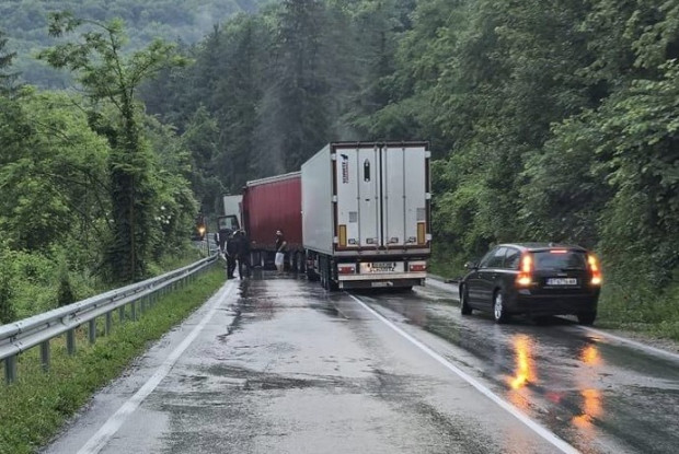 Верижна катастрофа затвори главния път между Велико Търново и Русе