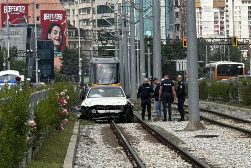 Кола кацна на трамвайните релси на столичния бул. "България"