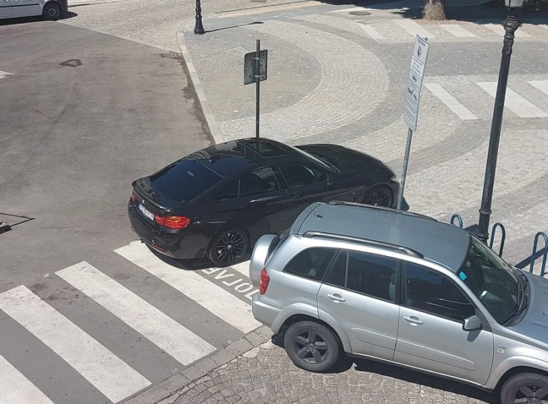Безцеремонно паркиране върху новите павета на ремонтираната Градската градина