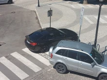 Безцеремонно паркиране върху новите павета на ремонтираната Градската градина