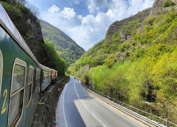 Вълнуващо туристическо пътуване по най високата железопътна линия на Балканите през
