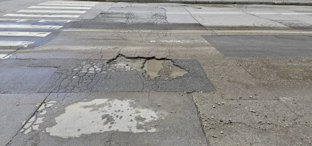 Огромна дупка зейна на улица Вяра сигнализираха читатели на Varna24 bg