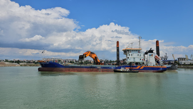 Реализират мащабен проект в пристанище Бургас