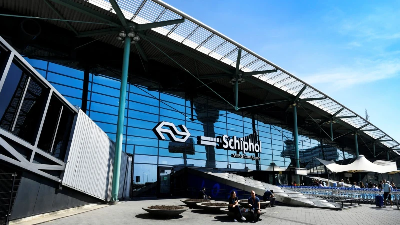 Мъж загина на летището в Амстердам, след като е повлечен от работещ двигател на самолет