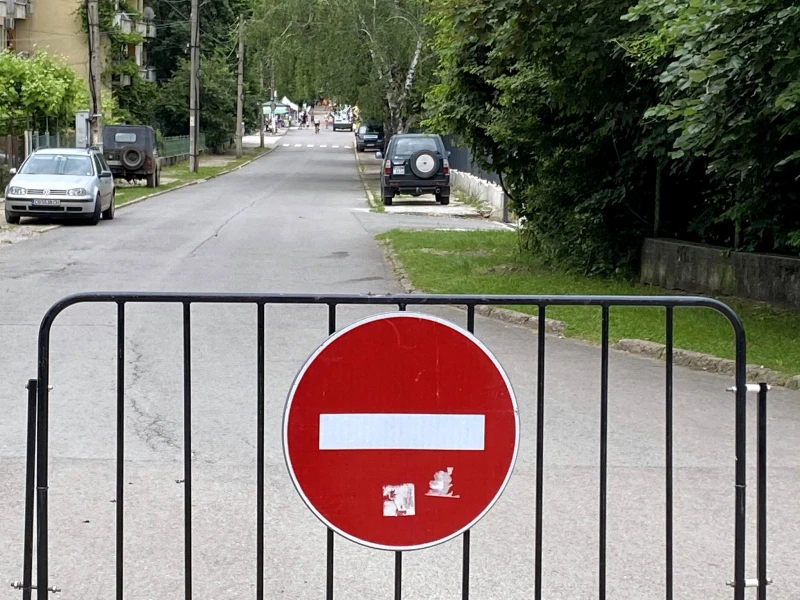 Абсурдна ситуация във Варна: От къде бихте минали да излезете от това кръстовище?