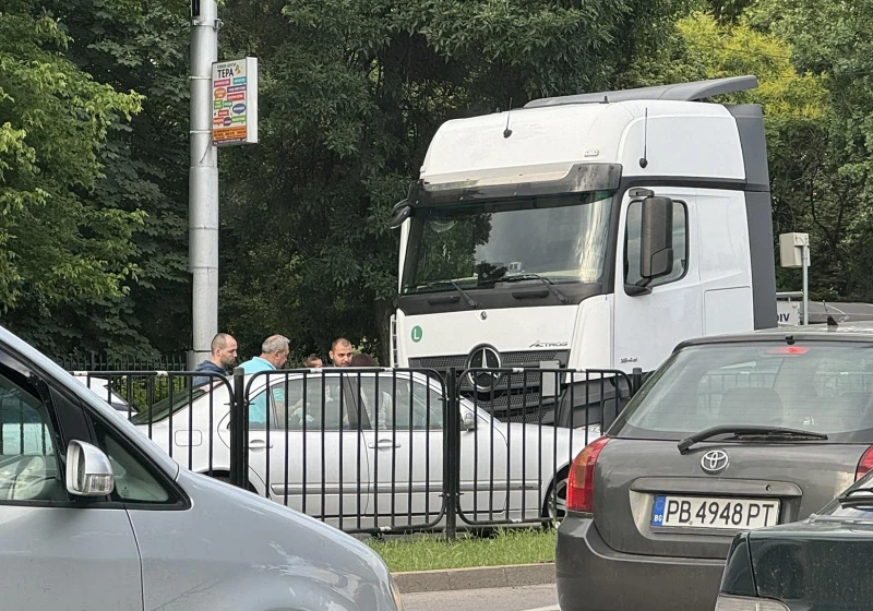 Мерцедес застана в странно положение след инцидент в Пловдив