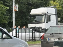 Мерцедес застана в странно положение след инцидент в Пловдив
