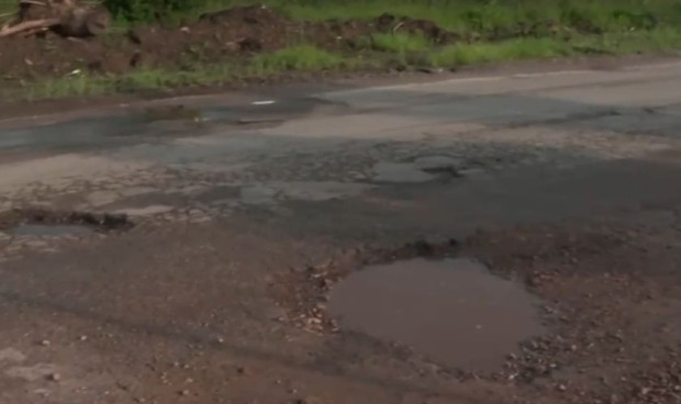 Шофьор разцепи гума в дълбока дупка докато премести автомобила си