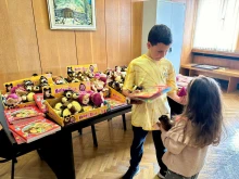 Кметът Валентин Ревански с подаръци за децата на Ямбол
